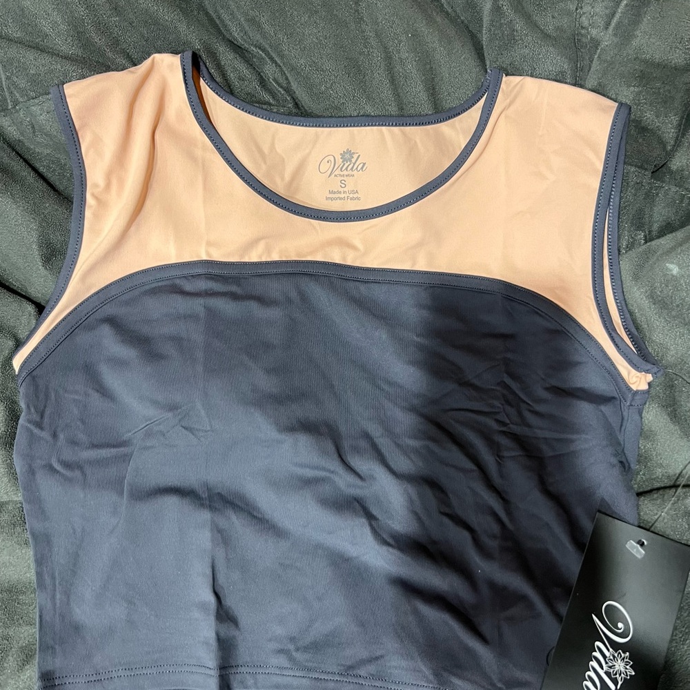 Vetta Women's Black and Tan Top